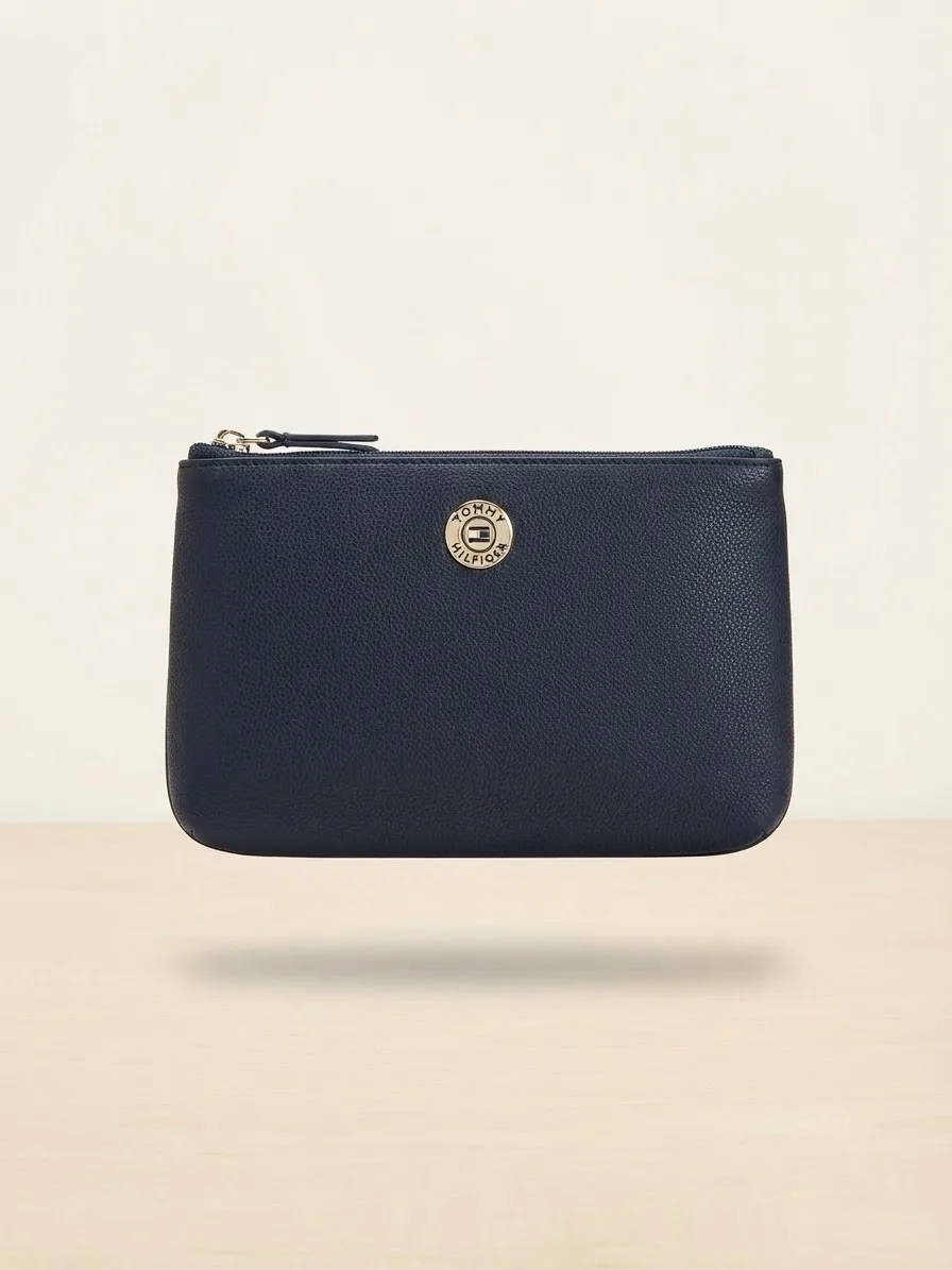 Bolso Tipo Cartera de Mano (Wristlet) de La Marca Tommy Hilfiger.