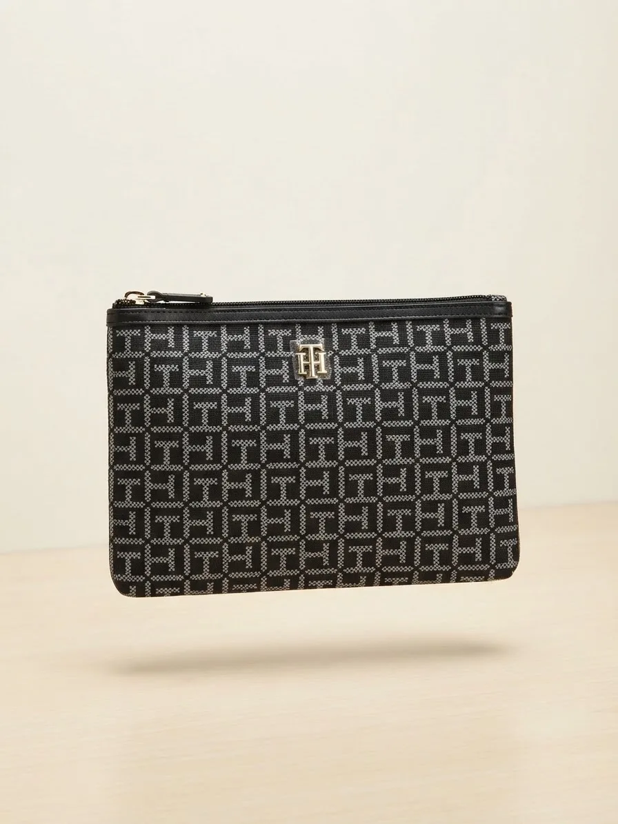 Cartera de Mano de La Marca Tommy Hilfiger, Modelo 'Iconic'.