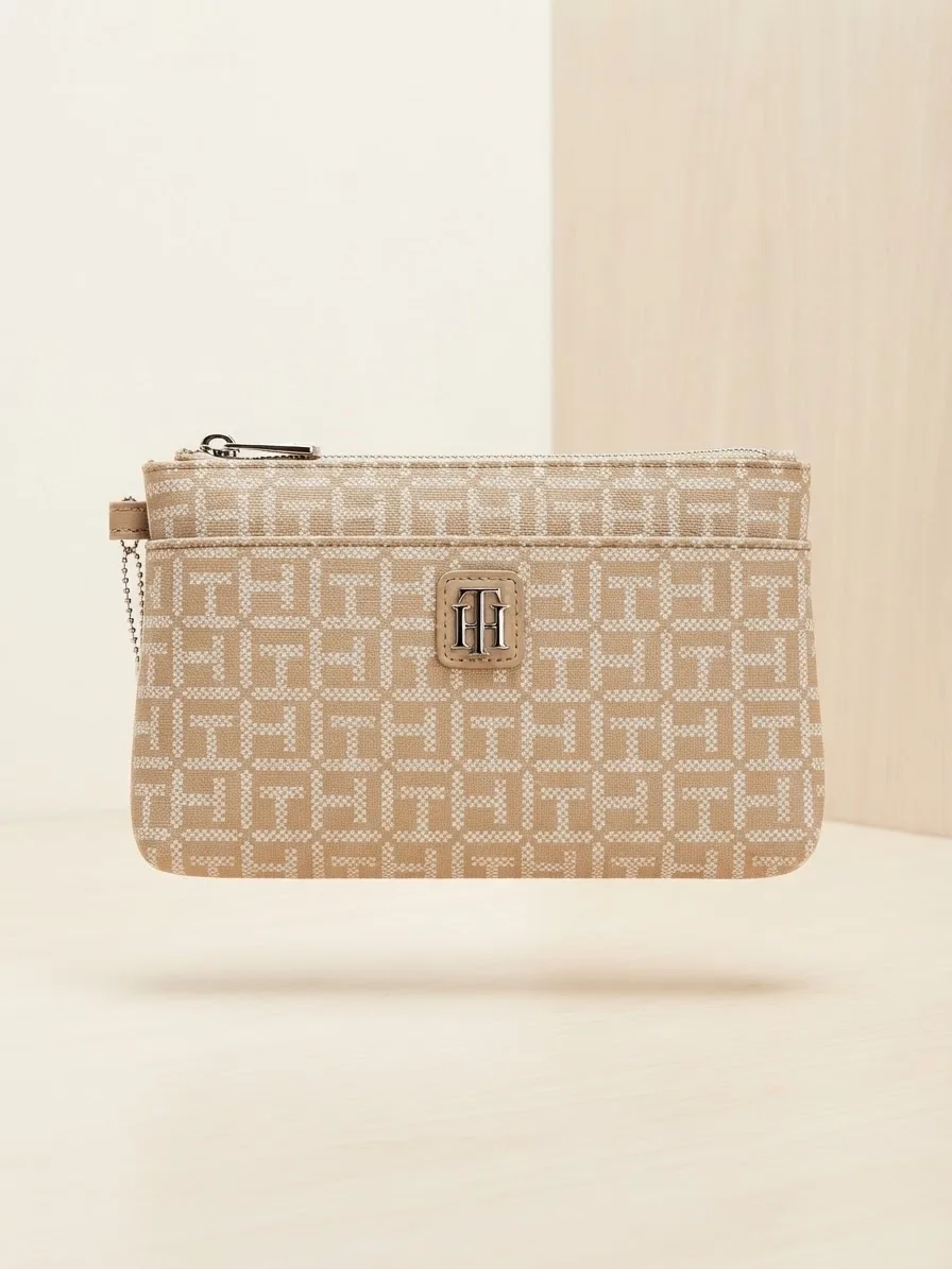 Cartera de Mano O Wristlet de La Marca Tommy Hilfiger, Modelo 'Iconic'.