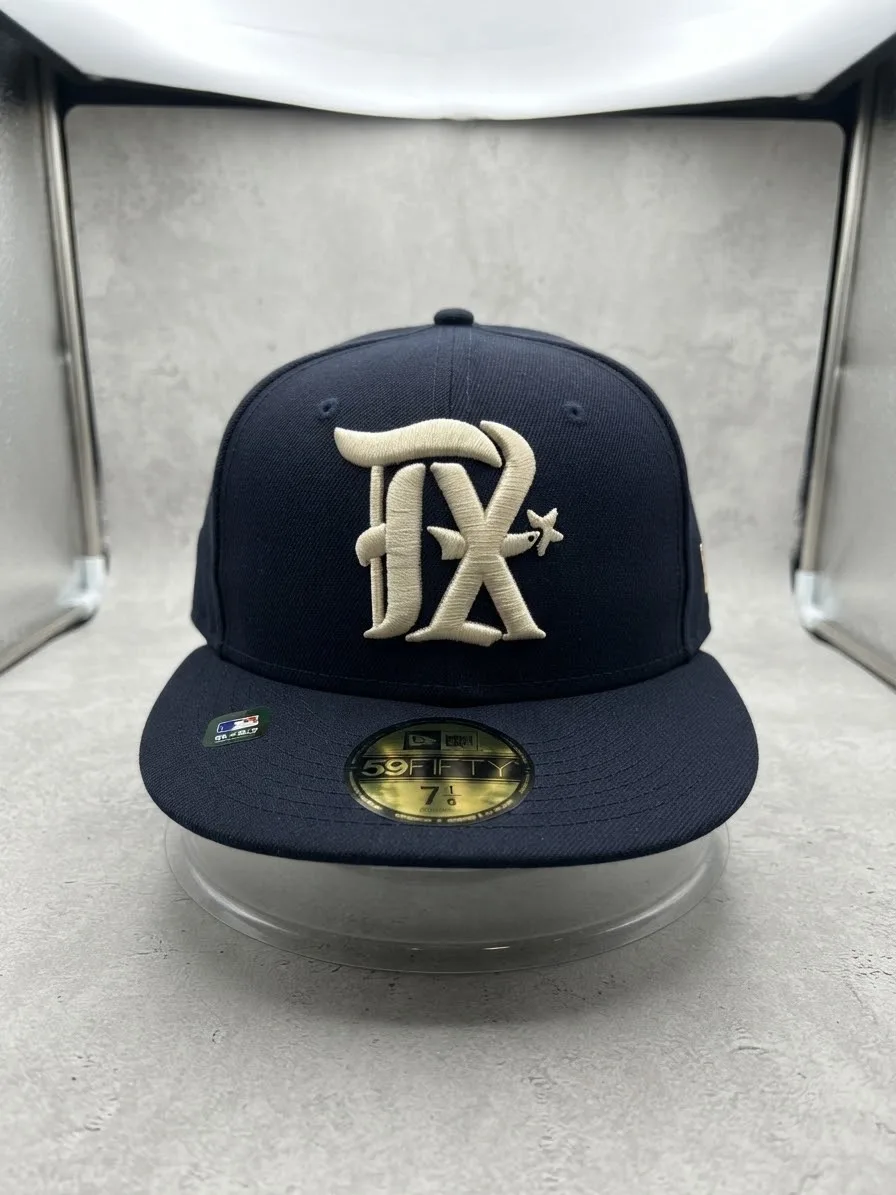 Gorra Cerrada New Era 59Fifty - Texas Rangers / Azul Marino con Logotipo Bordado en Tono Crema