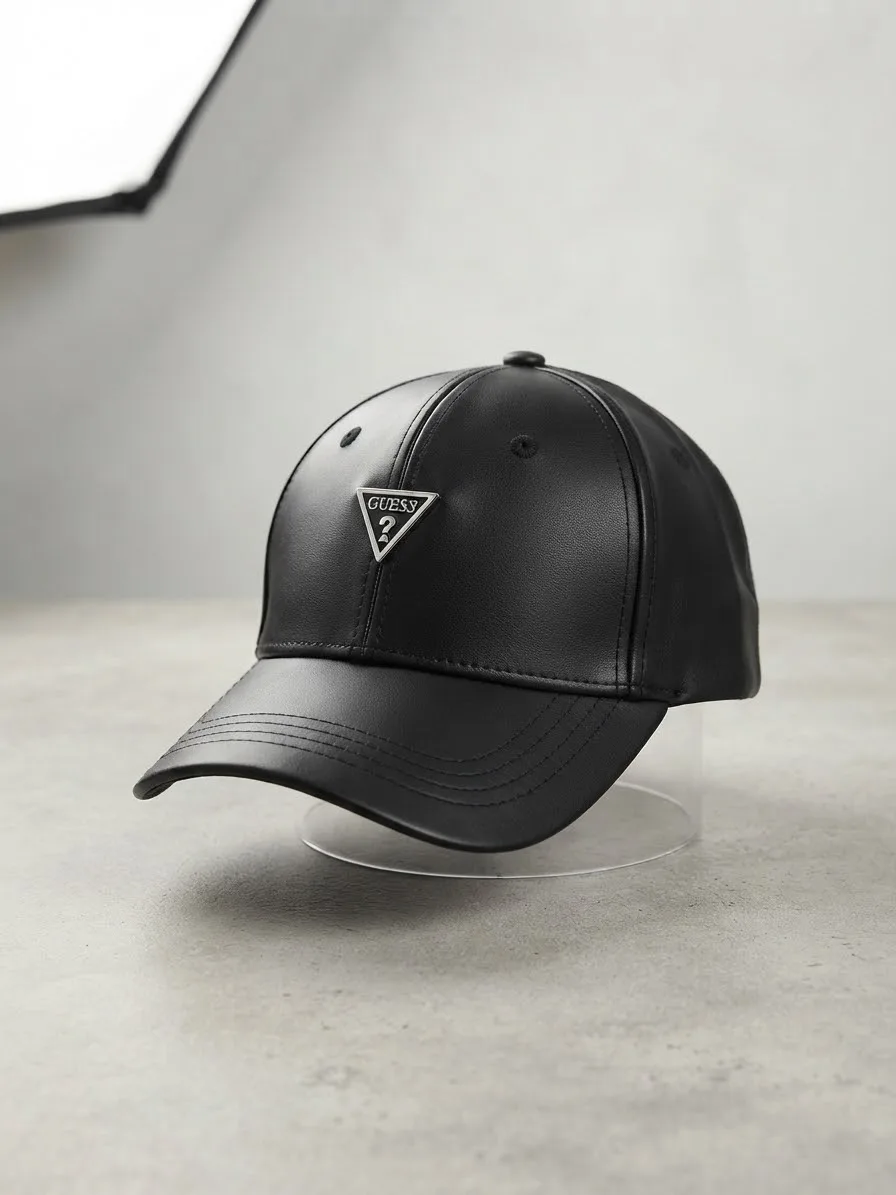 Gorra de Béisbol Guess - Piel Sintética Premium Negra con Placa Triangular