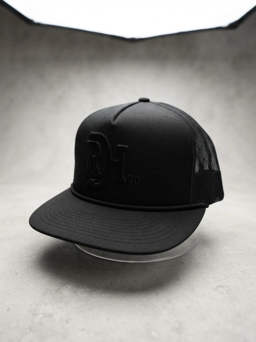 Gorra Trucker Estilo Urbano "Dh Co." - Total Black (Negro Monocromático)