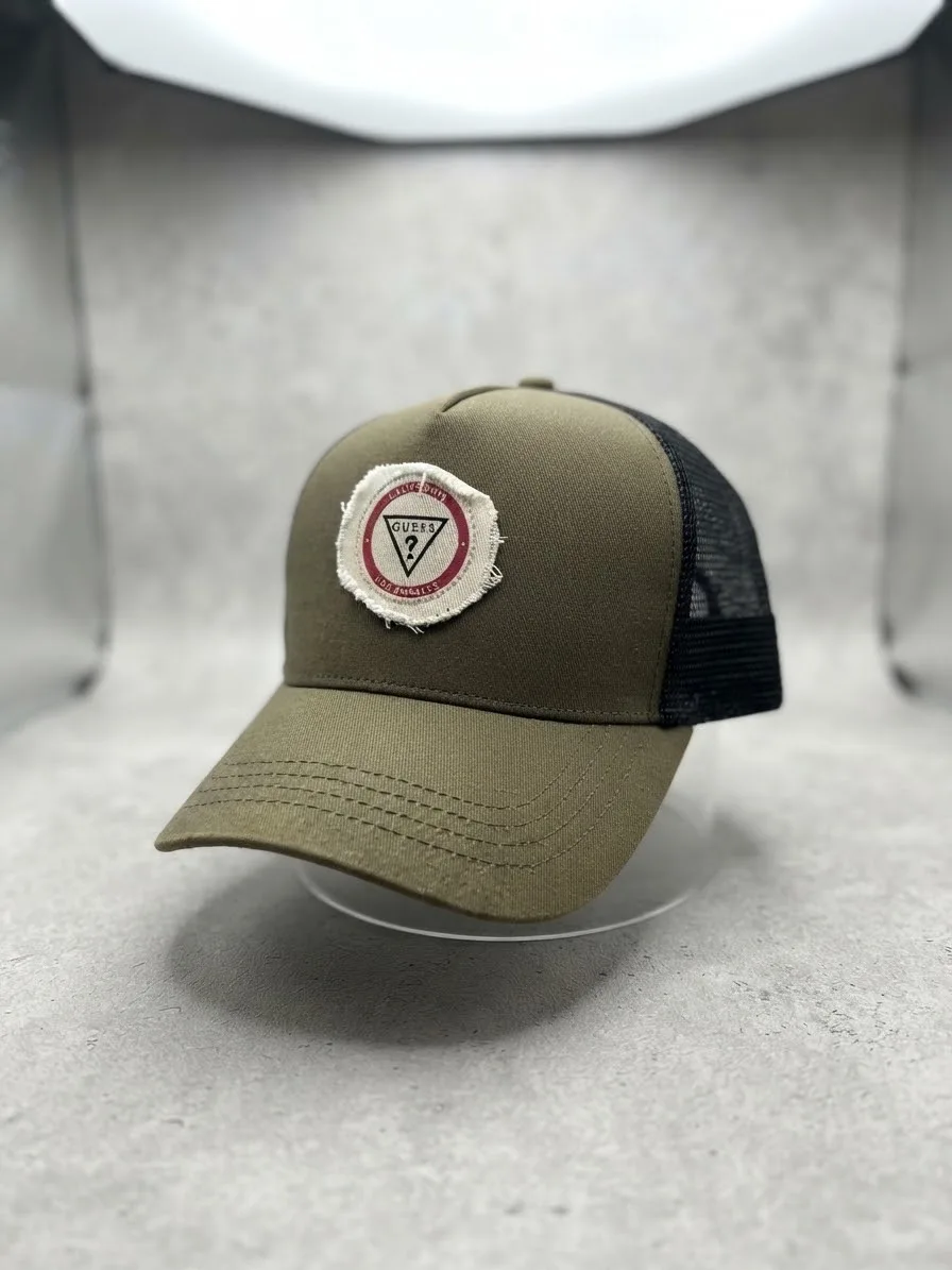 Gorra Trucker Guess - Verde Oliva / Malla Negra con Parche Redondo "California Los Angeles"