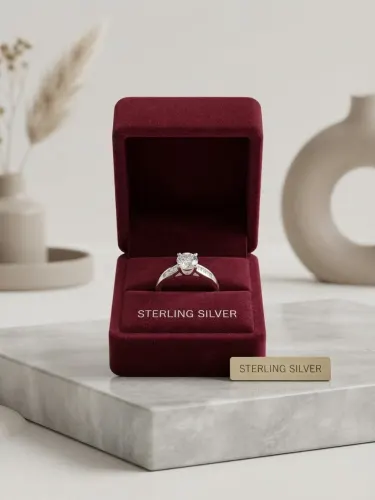 Anillo de oro blanco con un engaste de piedra central