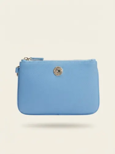 bolso tipo cartera de mano (wristlet) de la marca Tommy Hilfiger.