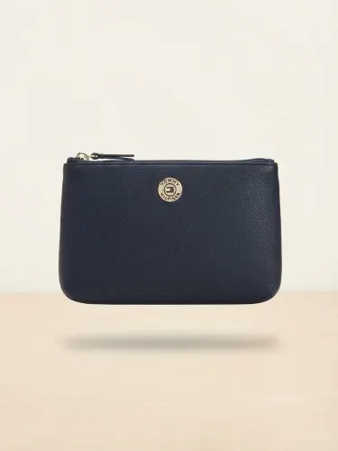 bolso tipo cartera de mano (wristlet) de la marca Tommy Hilfiger.