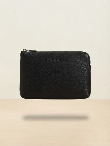 cartera de mano o neceser de la marca Calvin Klein Jeans.