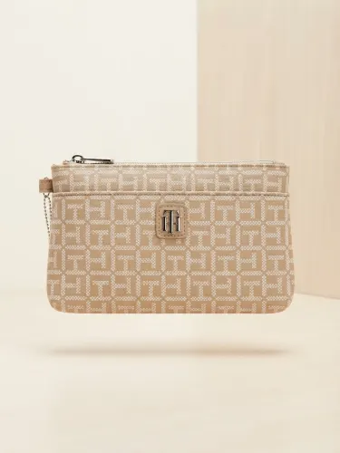 cartera de mano o wristlet de la marca Tommy Hilfiger, modelo 'Iconic'.