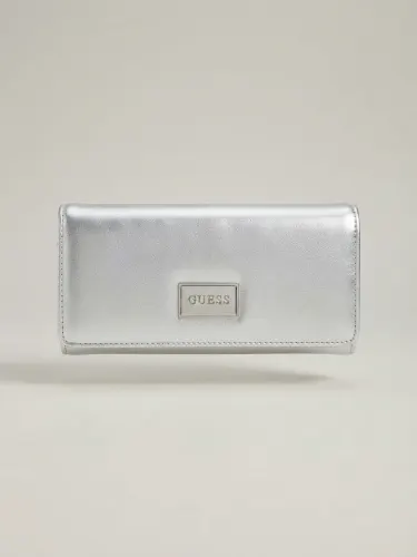 cartera de mano tipo sobre o clutch de la marca GUESS.