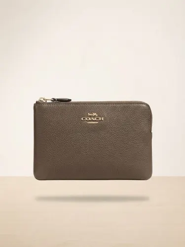 cartera de mano (wristlet) de la marca Coach