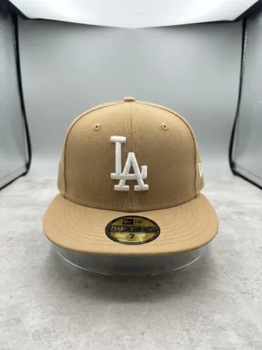 Gorra Cerrada New Era 59FIFTY - Los Angeles Dodgers / Color Beige con Logotipo Blanco