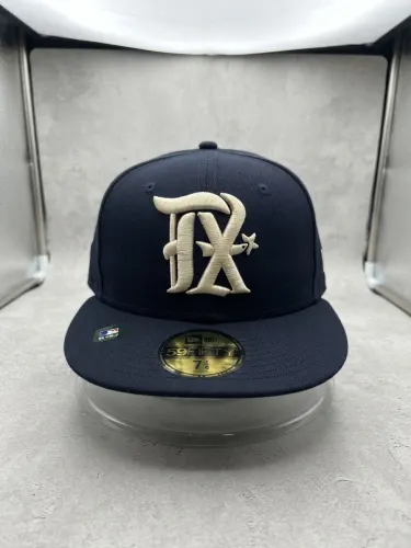 Gorra Cerrada New Era 59FIFTY - Texas Rangers / Azul Marino con Logotipo Bordado en Tono Crema