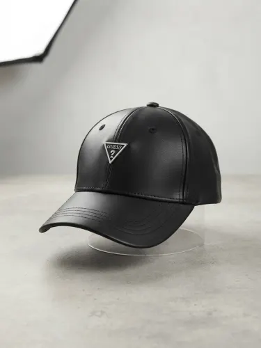 Gorra de Béisbol GUESS - Piel Sintética Premium Negra con Placa Triangular