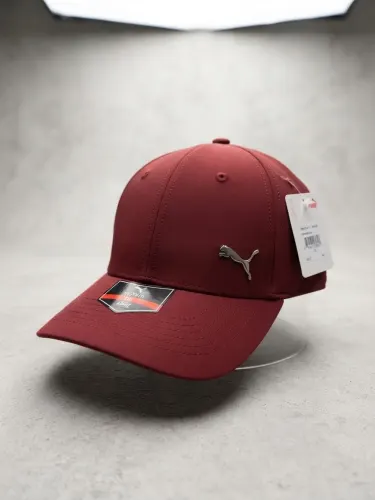 Gorra PUMA Stretch Fit - Borgoña / Vino Tinto con Logotipo Metálico