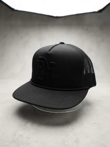 Gorra Trucker Estilo Urbano "DH Co." - Total Black (Negro Monocromático)