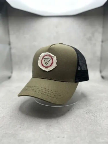 Gorra Trucker GUESS - Verde Oliva / Malla Negra con Parche Redondo "California Los Angeles"