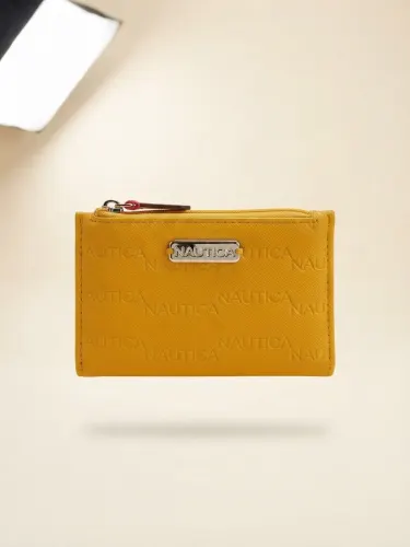 Tarjetero o monedero compacto de color amarillo vibrante